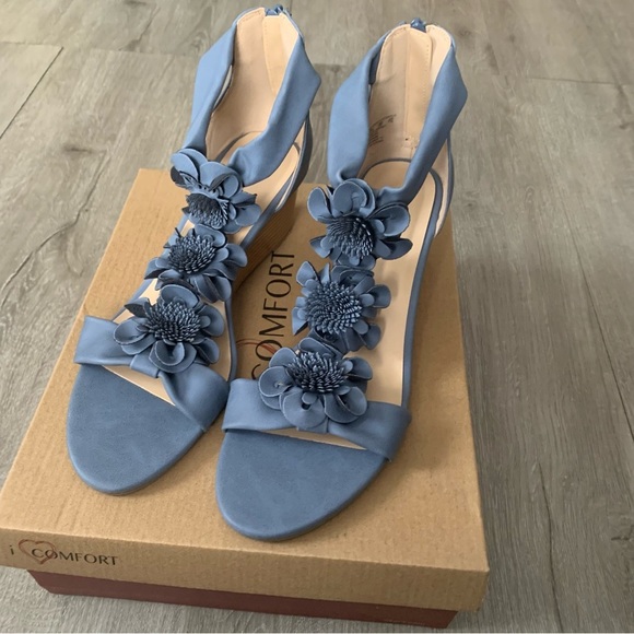 Shoes - Women’sBlue Floral High Heel Sandals